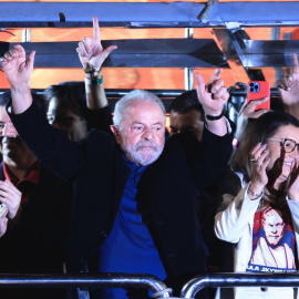 El expresidente y candidato presidencial Luiz Inácio Lula da Silva, acompañado de su esposa, Rosangela da Silva (d), saluda a simpatizantes que celebran los resultados de las elecciones presidenciales hoy, en la Avenida Paulista de Sao Paulo (Brasil)