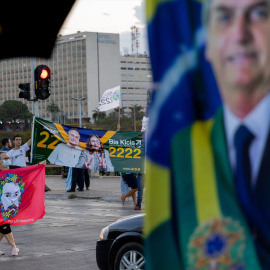 Partidarios del actual presidente Bolsonaro y del exjefe de Estado Lula da Silva promocionan a sus candidatos con banderas y carteles frente a los automovilistas en un semáforo en rojo