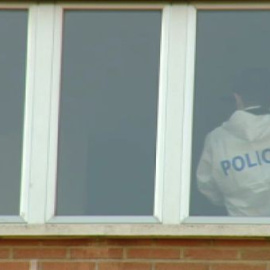 Dos huellas de una niña en el piso del pederasta