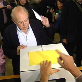 Jordi Pujol vota en el instituto Montserrat de Barcelona