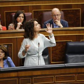 La ministra de Hacienda María Jesús Montero, responde una pregunta de la oposición durante una sesión de control al Gobierno en el Congreso de los Diputados. EFE/Javier Lizón