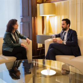 La vicepresidenta del Gobierno, Carmen Calvo, junto al president del Parlament, Roger Torrent. (EFE)