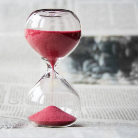 Un reloj de arena, en una imagen de archivo. / PIXABAY