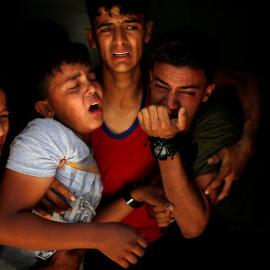 Los familiares de un palestino, que fue asesinado en la frontera entre Israel y Gaza. / REUTERS - MOHAMMED SALEM