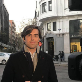 Pablo Montesinos delante de la sede del PP en una image tomada de Twitter. (@montesinospablo)