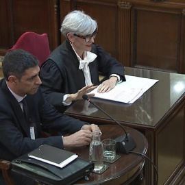 Captura de la señal del Tribunal Supremo con la declaración de Josep Lluís Trapero, jefe de los Mossos d'Esquadra durante el 1-O, y su abogada, Olga Tubau (d). /EFE
