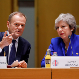 El presidente del Consejo Europeo, Donald Tusk, junto a la primera ministra británica, Theresa May. - REUTERS