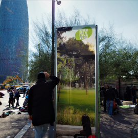 Un vendedor con la torre Agbar al fondo. - JORGE GARCÍA LÓPEZ