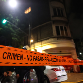 1/09/22 Una cinta policial delimita el acceso al domicilio de la vicepresidenta argentina, Cristina Fernández de Kirchner, hoy, en Buenos Aires (Argentina), a 1 de septiembre de 2022.