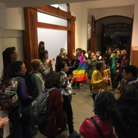 El grupo de mujeres concentrado ante la garita del portero. - PLATAFORMA DE ENCUENTROS BOLLEROS