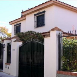 El juez investiga el origen de 19 viviendas utilizadas por los curas acusados de pederastia