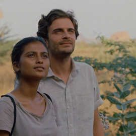 Aarshi Banerjee y Roman Kolinka, en 'Maya'.