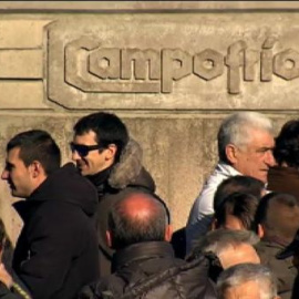 Los trabajadores de Campofrio se concentran a las puertas de la fábrica