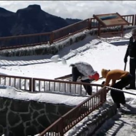 Canarios y turistas acuden en masa al Teide