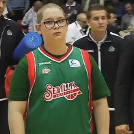 Emilio, un niño de 13 años con leucemia, uno más en el Baloncesto Sevilla