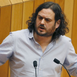 Antón Sánchez, responsable de Anova, en la tribuna del Parlamento de Galicia | EFE