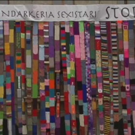 Astigarraga despliega una kilométrica bufanda contra la violencia de género