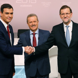 El presidente del Ejecutivo, Mariano Rajoy, y el líder del PSOE, Pedro Sánchez, candidatos a la presidencia del Gobierno para las elecciones generales del 20-D, se saludan en presencia del presidente de la Academia de Televisión y moderador del debate,