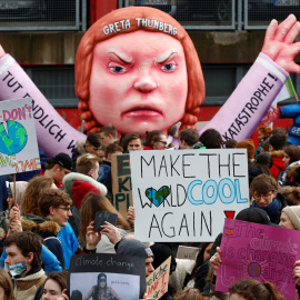 Los estudiantes usan una carroza de carnaval que representa a la activista ambiental sueca Greta Thunberg durante una huelga para exigir acciones contra el cambio climático en Dusseldorf, Alemania. / Reuters