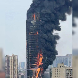 16/09/2022. Imagen compartida en Twitter por Jose Valero (@noesviernes) del edificio cubierto de llamas.