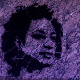 El retrato de Marielle Franco dibujado opr un artista callejero en un muro del ayuntamiento de Rio de Janeiro. REUTERS/Ricardo Moraes