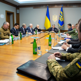 El presidente de Ucrania, Petro Poroshenko, durante la reunión que ha mantenido con la cúpula militar y las fuerzas de seguridad en Kiev. /REUTERS