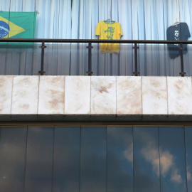 La bandera brasilera y camisetas en favor del candidato ultraderechista Jair Bolsonaro, en un balcón de un edificio de viviendas en Rio de Janeiro. REUTERS / Sergio Moraes