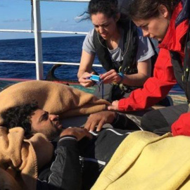 El barco Open Arms alcanzó al pesquero alicantino Nuestra Madre de Loreto frente a la costa de Libia para ayudar a su tripulación y a socorrer 12 migrantes rescatados que lleva a bordo. / EFE - OPEN ARMS