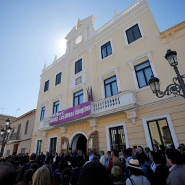 Un centenar de vecinos se han congregado este viernes frente a la fachada principal del Ayuntamiento para guardar dos minutos de silencio por el asesinato. EFE