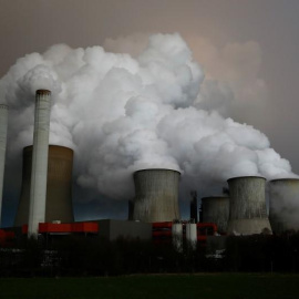 El vapor se eleva desde las torres de enfriamiento de la central de carbón de RWE, en Niederaussem, al noroeste de Colonia, Alemania. REUTERS / Wolfgang Rattay