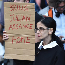 Varias personas muestran su apoyo en Melbourne (Australia) al fundador de WikiLeaks, Julian Assange, tras su detención. EFE/ James Ross