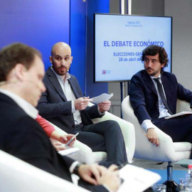 Los responsables económicos, del PP, Daniel Lacalle (2i); del PSOE, Daniel Fuentes (i); de Unidas Podemos, Nacho Álvarez (2d), y de Ciudadanos, Toni Roldán (d), durante el debate sobre asuntos económicos celebrado en la sede de la Agencia EFE. (Ángel