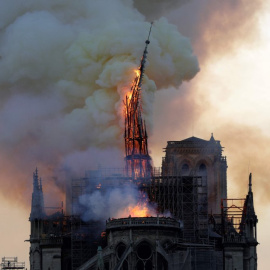 Momento en que se desploma la aguja de la catedral. GEOFFROY VAN DER HASSELT/ AFP