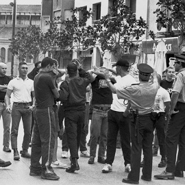 Grup d'skin heads durant els disturbis racistes a ca n'Anglada,