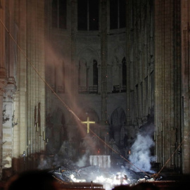 Interior de la catedral de Notre Dame tras el incendio. El altar está rodeado de trozos de madera carbonizada. PHILIPPE WOJAZER/ REUTERS