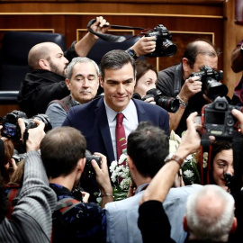  El candidato socialista Pedro Sánchez, que logró este martes la confianza del Congreso para un nuevo mandato como presidente del Gobierno, al lograr una estrecha mayoría de 167 votos a favor, 165 en contra y 18 abstenciones, posa para los medios gráf