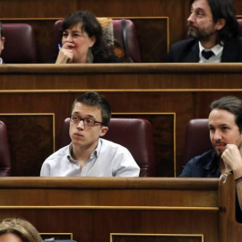 ***CORRIGE PIE DE FOTO*** GRA271. MADRID, 01/03/2016.- Los diputados de Podemos, Pablo Iglesias (d), Íñigo Errejón (c) e Irene María Montero (i), entre otros, durante la primera jornada de la sesión de investidura del secretario general del PSOE, Ped
