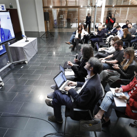 Una pantalla proyecta una imagen del cabeza de lista de JxCat al Congreso por Barcelona, Jordi Sànchez, durante la rueda de prensa desde el centro penitenciario de Soto del Real (Madrid), por vía telemática. EFE/ Andreu Dalmau
