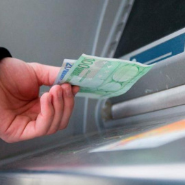 Un hombre saca euros de un cajero automático.- EFE