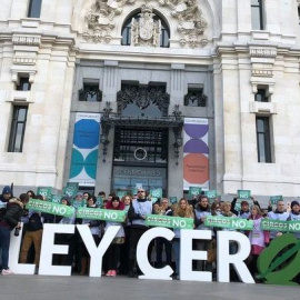 Foto de la concentración para pedir el fin de los circos con animales.- PACMA