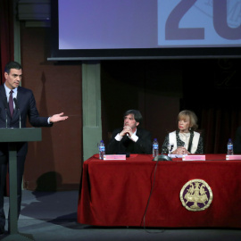 El presidente del Gobierno, Pedro Sánchez (i), interviene ante el director de Propiedad Intelectual de PRISA, José Manuel Gómez Bravo (2i); la presidenta del Consejo de Estado, María Teresa Fernández de la Vega (2d); y el presidente del Ateneo, Césa