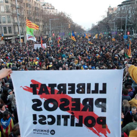 21/02/2019.- Miles de personas abarrotan la Diagonal de Barcelona este jueves en la manifestación unitaria de la jornada de huelga general en Cataluña convocada por el sindicato independentista Intersindical-CSC en protesta por el juicio del 'procés' q