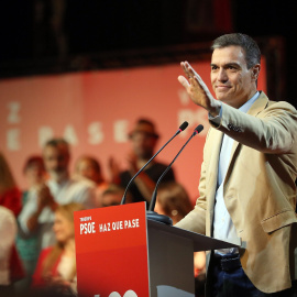 13/04/2019.- El presidente del Gobierno, Pedro Sánchez, participa en un acto de campaña electoral del PSOE en el Centro de Congresos Pirámide de la localidad tinerfeña de Arona. EFE/ Cristóbal García