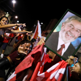 Seguidores del candidato del PT brasileño, Fernando Haddad,, sostienen un retrato de Luiz Inacio Lula da Silva, durante la jornada de la primera vuelta de las elecciones presidenciales, en la localidad de Fortaleza. REUTERS/Nacho Doce