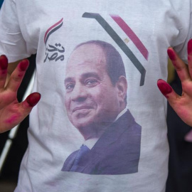 Decenas de personas mostraban banderas nacionales y fotografías del actual presidente egiptcio, Abdelfatah al Sisi, a su salida de un colegio electoral durante la última jornada de votaciones para las elecciones presidenciales. Mohamed Hossam (EFE)