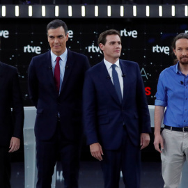 Así han posado Casado, Sánchez, Rivera e Iglesias antes del debate. REUTERS/Sergio Pérez