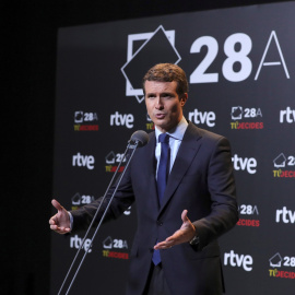 El candidato a la presidencia del Gobierno por el Partido Popular, Pablo Casado, atiende a los medios de comunicación a la finalización del debate celebrado en el Estudio 1 de Prado del Rey, en Madrid. EFE/JuanJo Martín.
