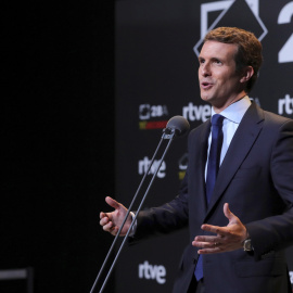 El candidato a la presidencia del Gobierno por el Partido Popular, Pablo Casado, atiende a los medios de comunicación a la finalización del debate celebrado en el Estudio 1 de Prado del Rey, en Madrid. EFE/JuanJo Martín.