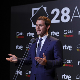 El candidato a la presidencia del Gobierno por Ciudadanos, Albert Rivera, atiende a los medios de comunicación a la finalización del debate celebrado en el Estudio 1 de Prado del Rey, en Madrid. EFE/JuanJo Martín.
