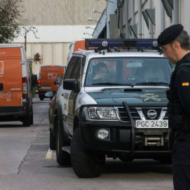 Una furgoneta de la empresa de mensajería Unipost durante el registro realizado por la Guardia Civil  en su sede en L'Hospitalet de Llobregat. EFE/ Quique García